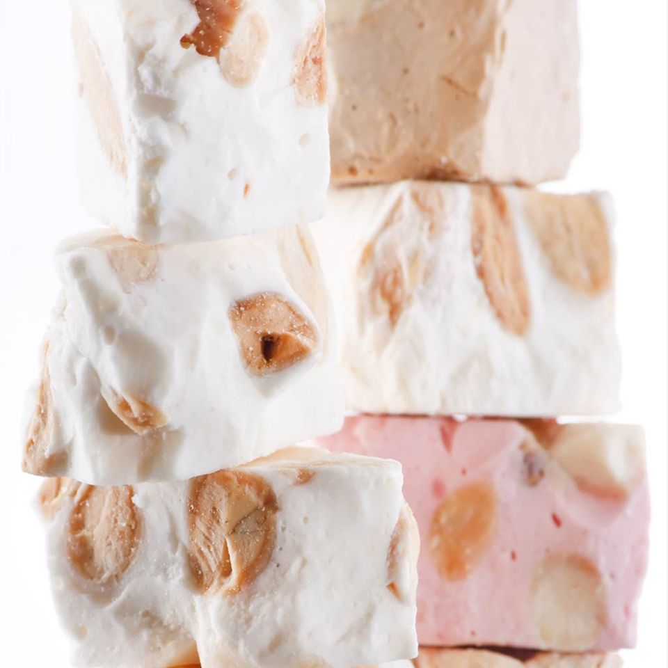 Weißer Nougat mit Nüssen. Weißer Nougat mit Nüssen.