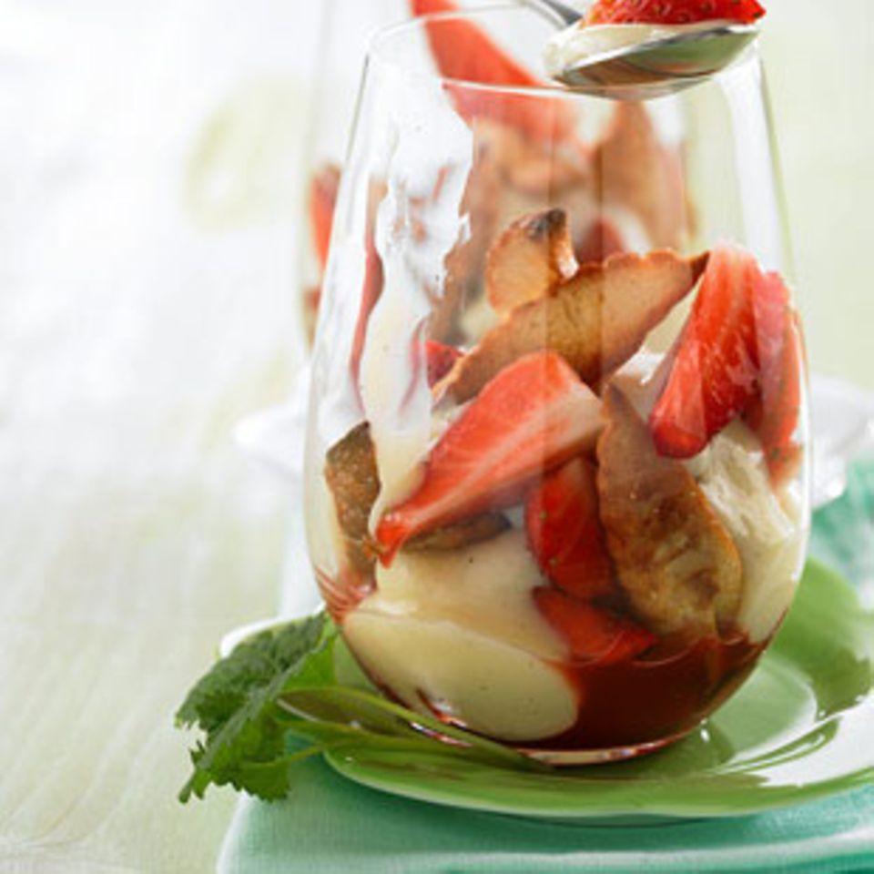 Erdbeer-Trifle mit Madeleines Erdbeer-Trifle mit Madeleines