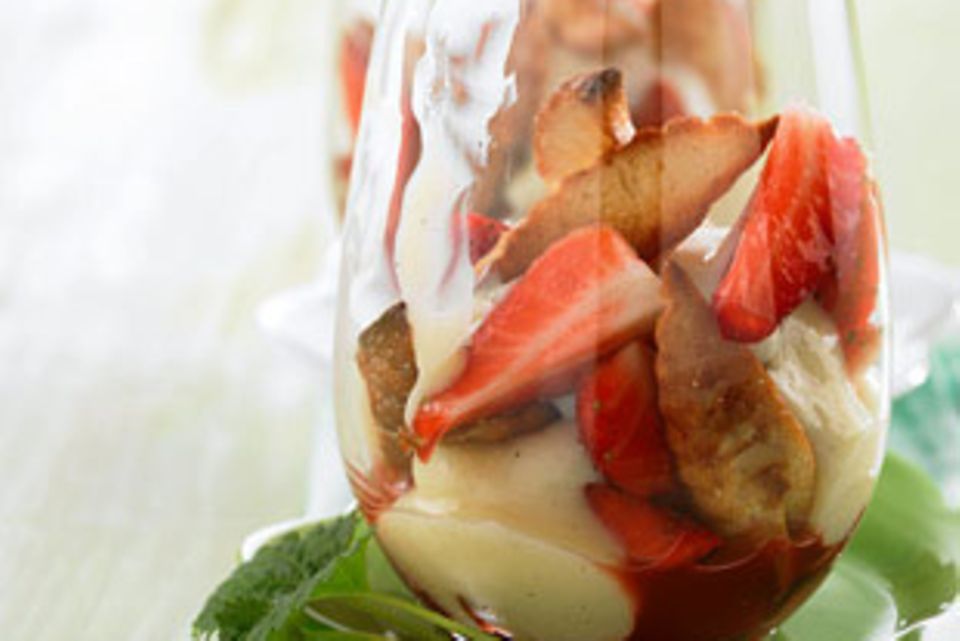 Erdbeer-Trifle mit Madeleines Erdbeer-Trifle mit Madeleines