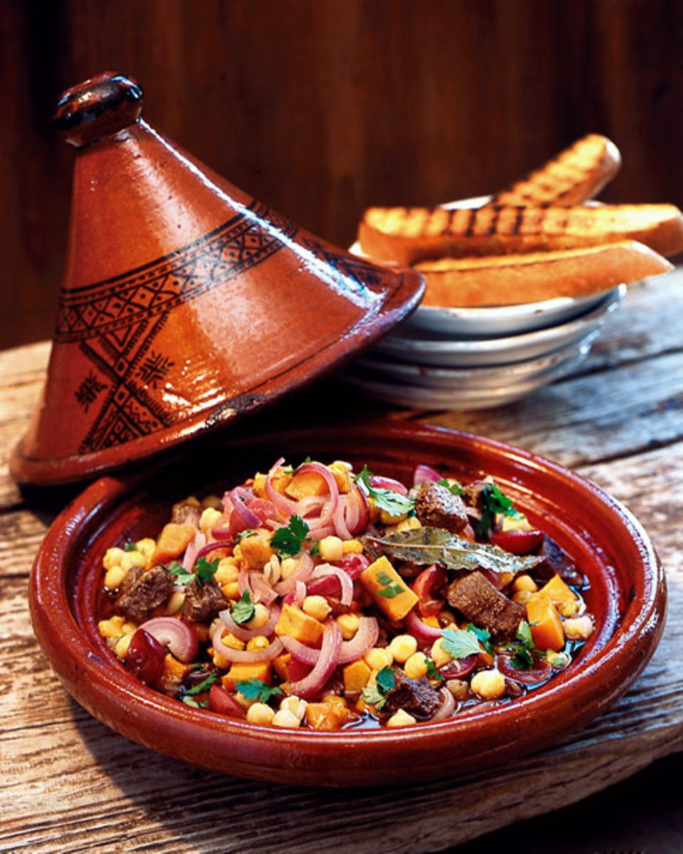 Die Tajine besitzt einen hohen Deckel mit einer kleinen Mulde Die Tajine besitzt einen hohen Deckel mit einer kleinen Mulde