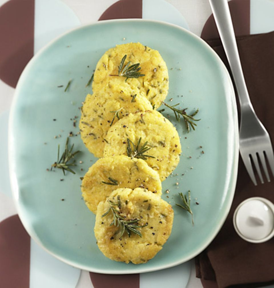 Polenta oder Polentaplätzchen werden vor allem in den südlichen Alpen gern gegessen Polenta oder Polentaplätzchen werden vor allem in den südlichen Alpen gern gegessen