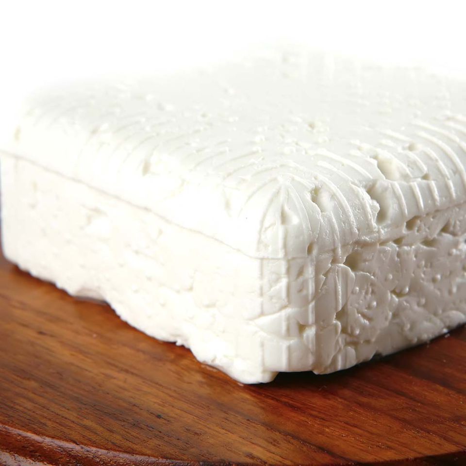 Feta wird meist in Scheiben verkauft. Feta wird meist in Scheiben verkauft.