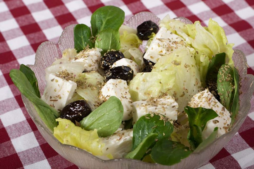 Beliebt: Feta und Oliven auf Salat.