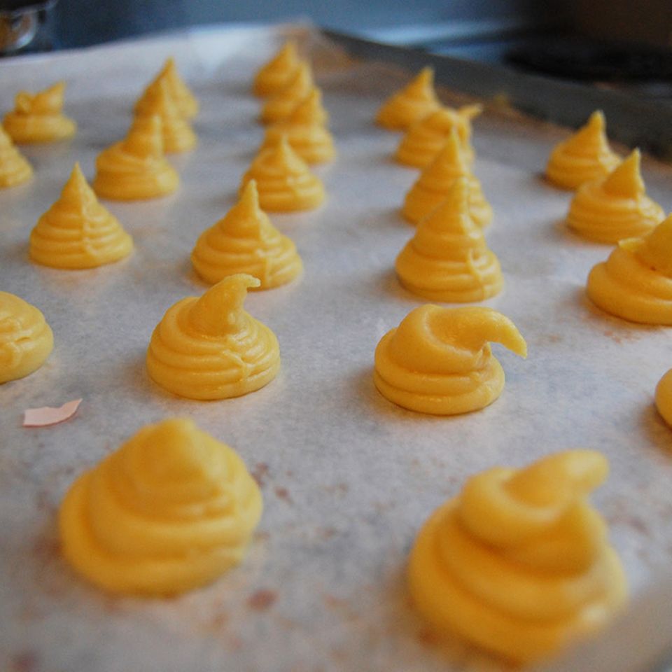 Profiteroles werden aus Brandteig gemacht Profiteroles werden aus Brandteig gemacht