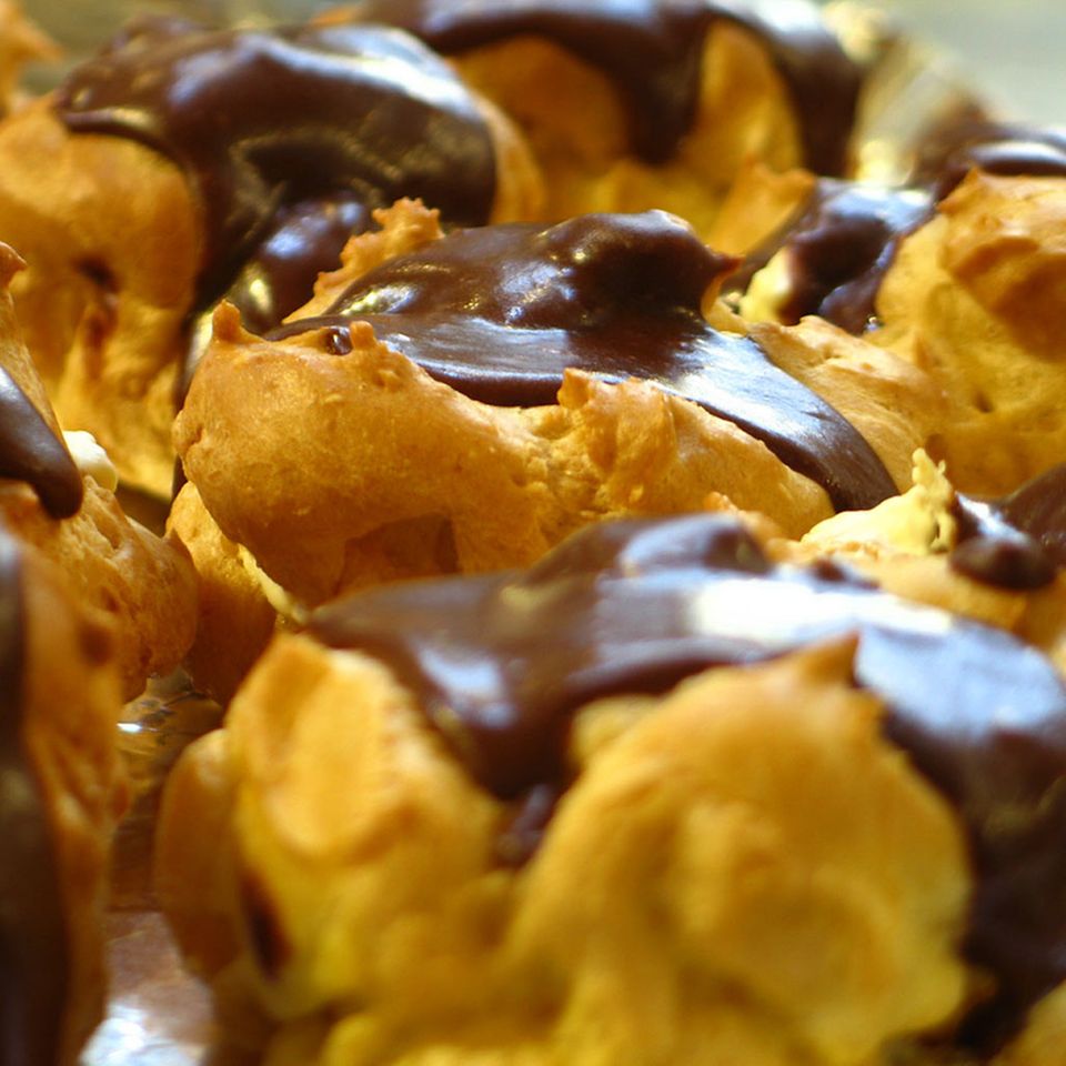 Beliebte Variante: Profiteroles mit Schokolade Beliebte Variante: Profiteroles mit Schokolade