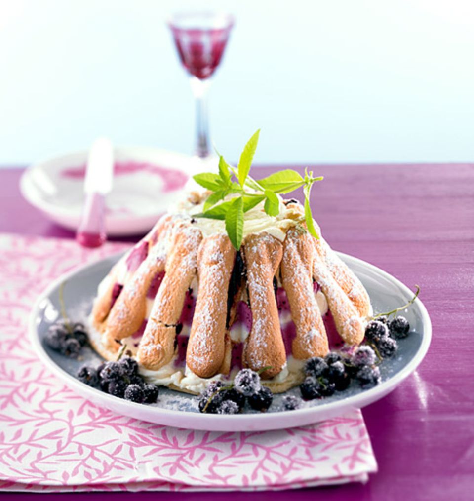 Johannisbeer-Charlotte mit Verbenenmousse Johannisbeer-Charlotte mit Verbenenmousse