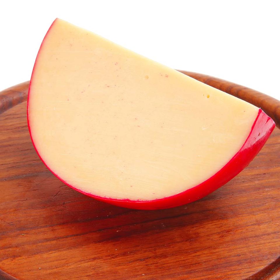 Gouda ist meist hell- bis goldgelb. Gouda ist meist hell- bis goldgelb.
