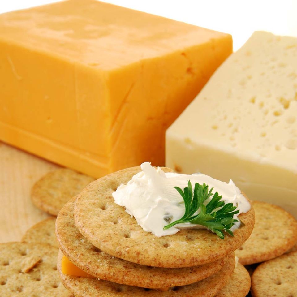 Cheddar passt gut zu Crackern. Cheddar passt gut zu Crackern.