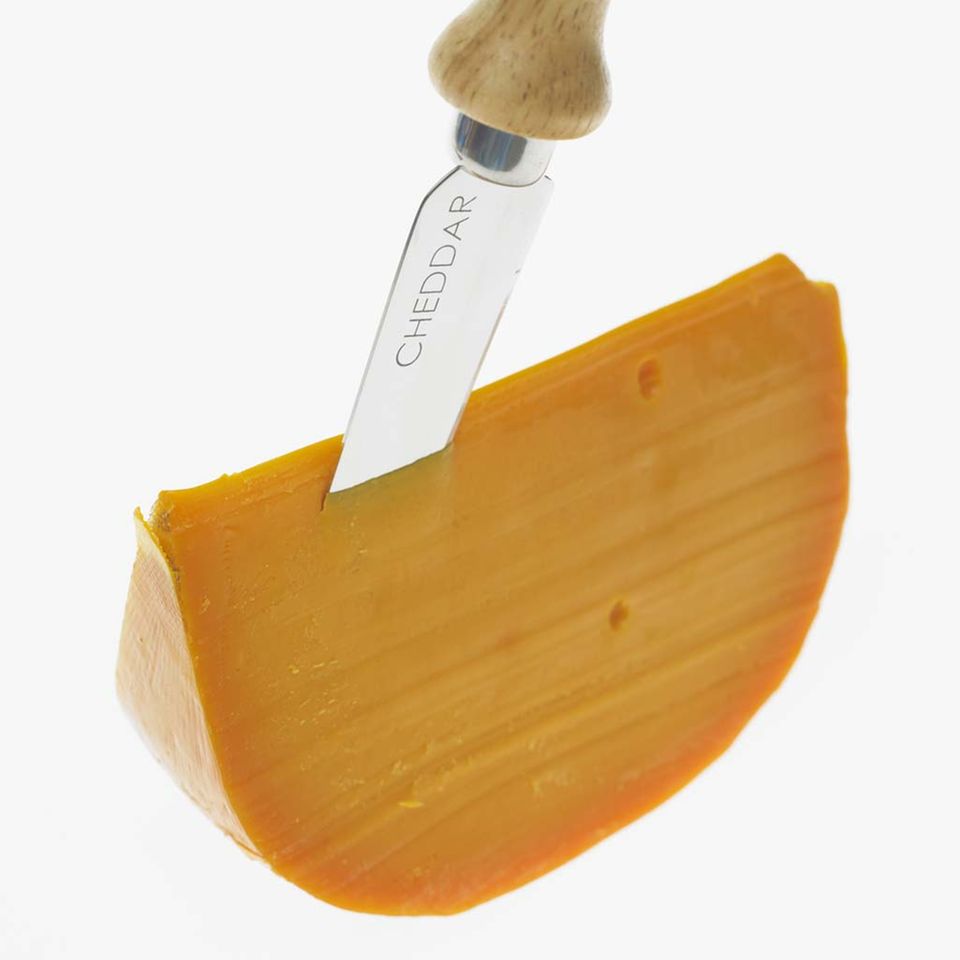Typisch orange-gelber Cheddar. Typisch orange-gelber Cheddar.