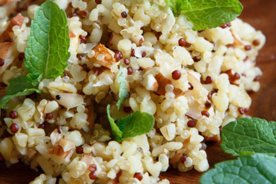 Das Pseudogetreide Quinoa kann wie Reis verwendet werden und eignet sich für Salate, Suppen oder als Beilage