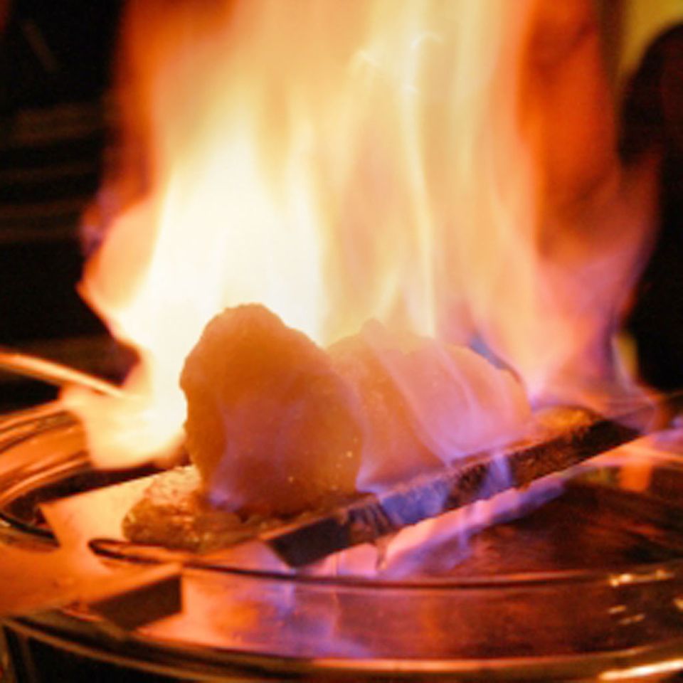Flambiertes Getränk: Feuerzangenbowle Flambiertes Getränk: Feuerzangenbowle