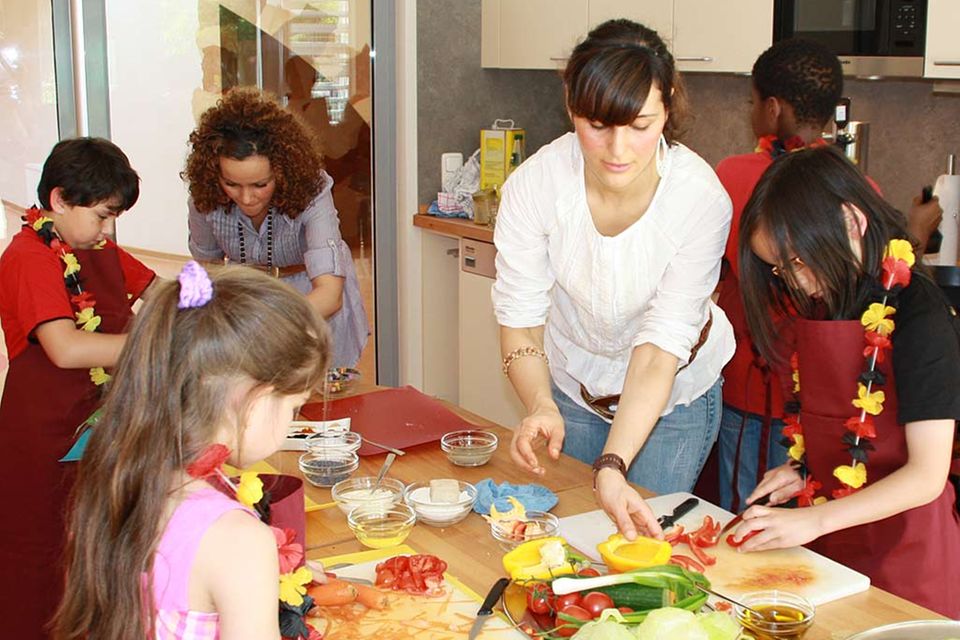 Emsiges Treiben in der Kinder-Erlebnis-Küche Hamburg