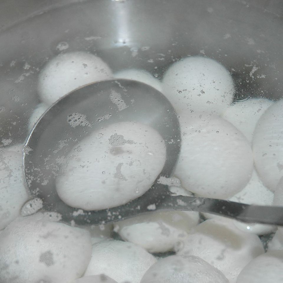 Zunächst müssen die Eier hart gekocht werden Zunächst müssen die Eier hart gekocht werden