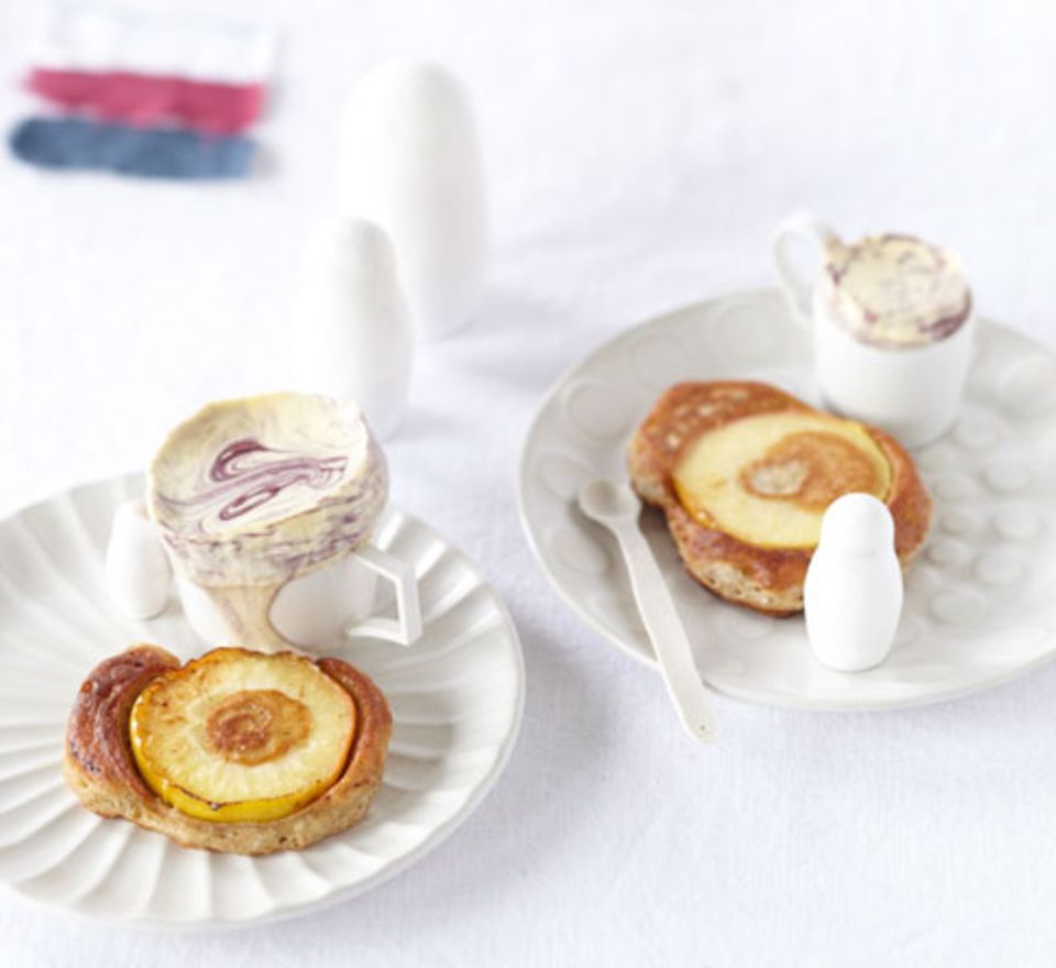 Für alle, die es gern süß mögen: Apfel-Blini mit Holunder-Parfait Für alle, die es gern süß mögen: Apfel-Blini mit Holunder-Parfait