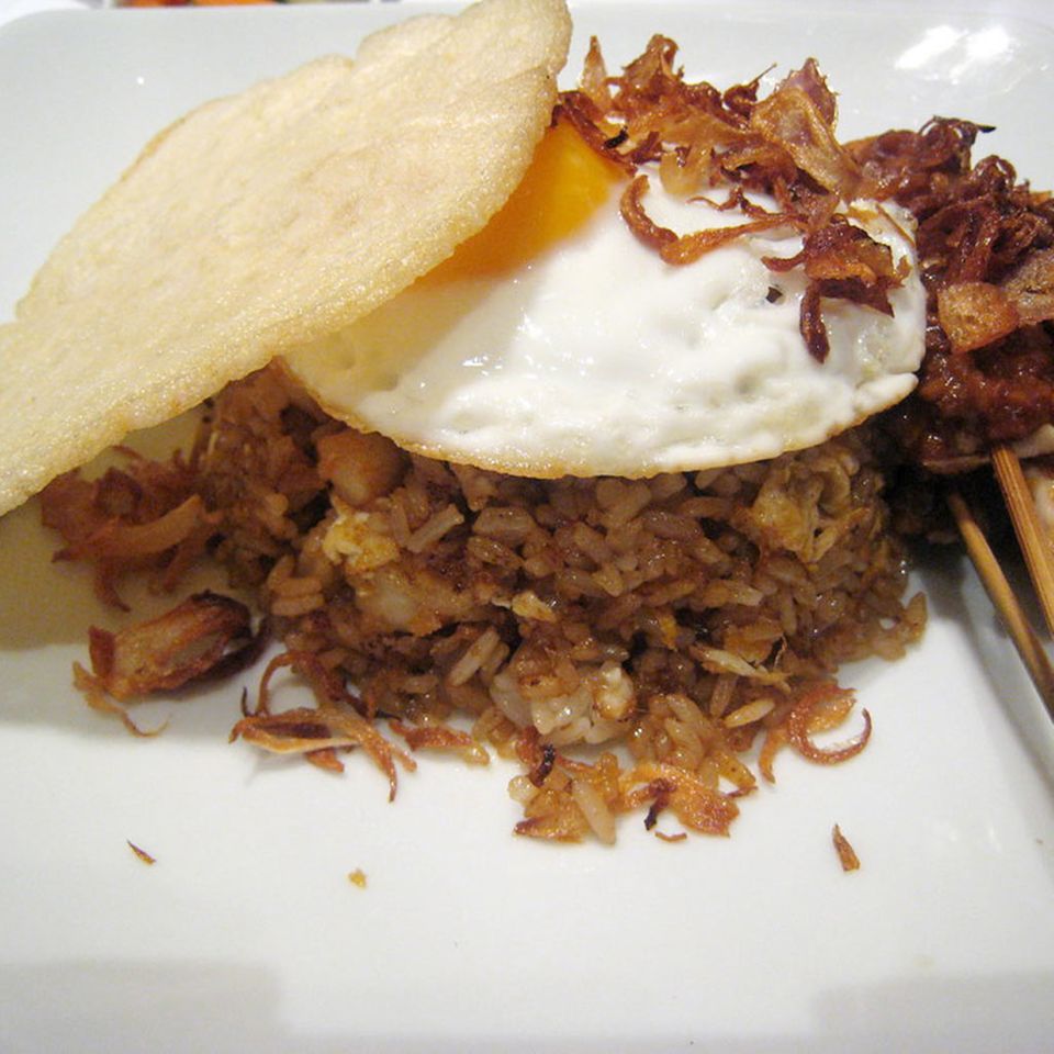 Nasi-goreng: indonesisches Reisgericht