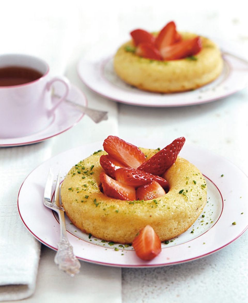 Limetten Savarin mit Erdbeeren Limetten Savarin mit Erdbeeren
