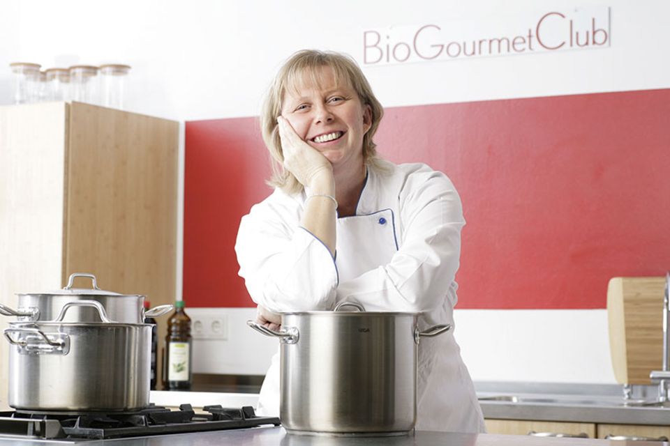 Frau Mayoori Buchhalter an ihren Töpfen Frau Mayoori Buchhalter an ihren Töpfen