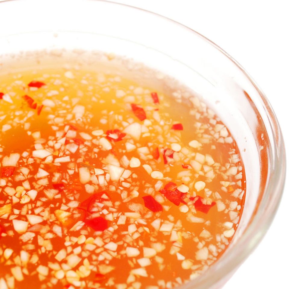Fischsauce, hier als Dip mit Gewürzen Fischsauce, hier als Dip mit Gewürzen