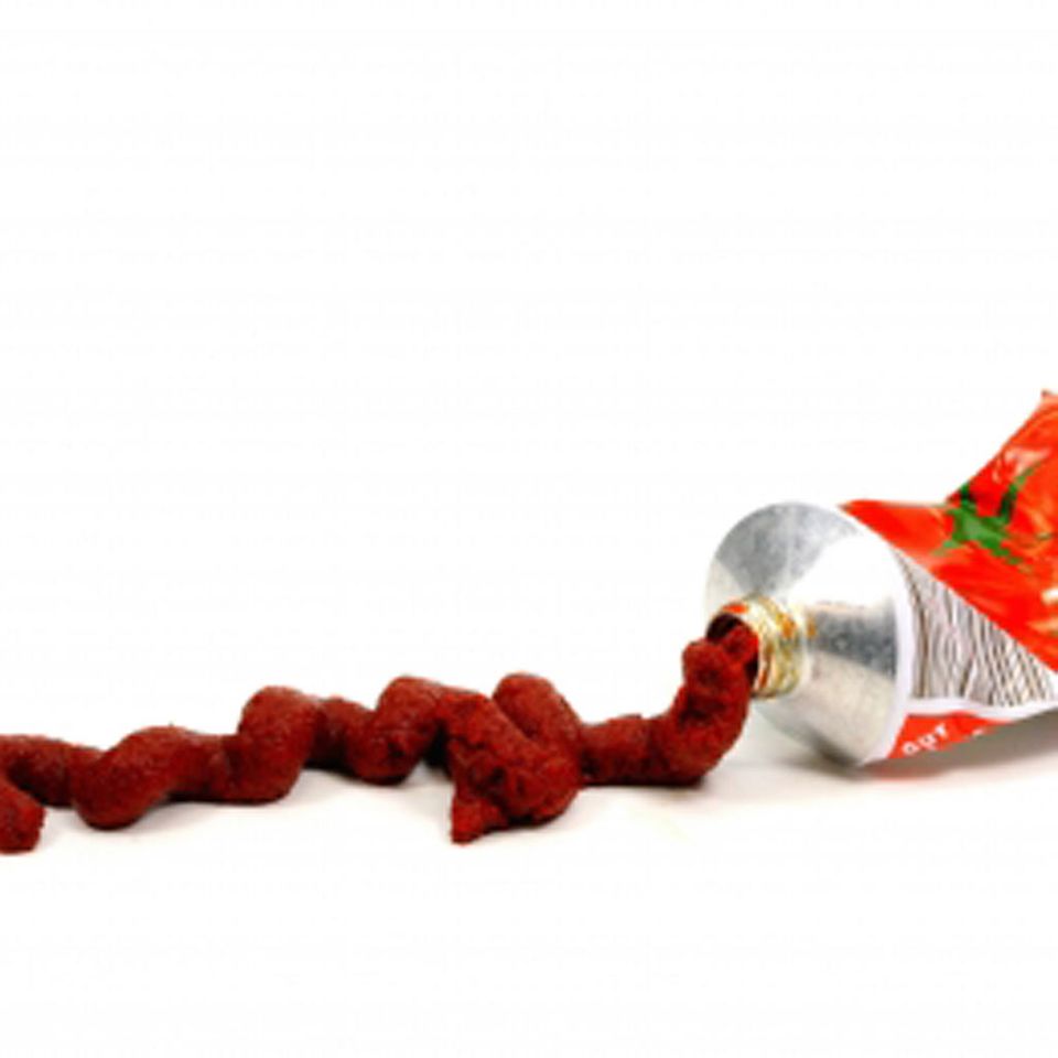 Tomatenmark erhält man im Handel oft als Paste Tomatenmark erhält man im Handel oft als Paste