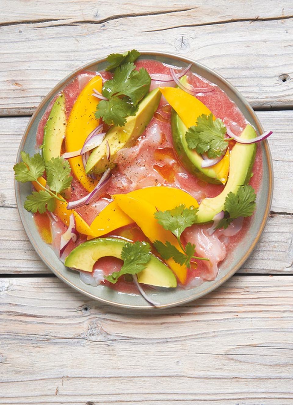 Ach herzhaft ein Traum: Mit Avocado, Zwiebel, Tomate und Korander verfeinern Mangoscheiben ein zartes Kabeljau-Ceviche Ach herzhaft ein Traum: Mit Avocado, Zwiebel, Tomate und Korander verfeinern Mangoscheiben ein zartes Kabeljau-Ceviche