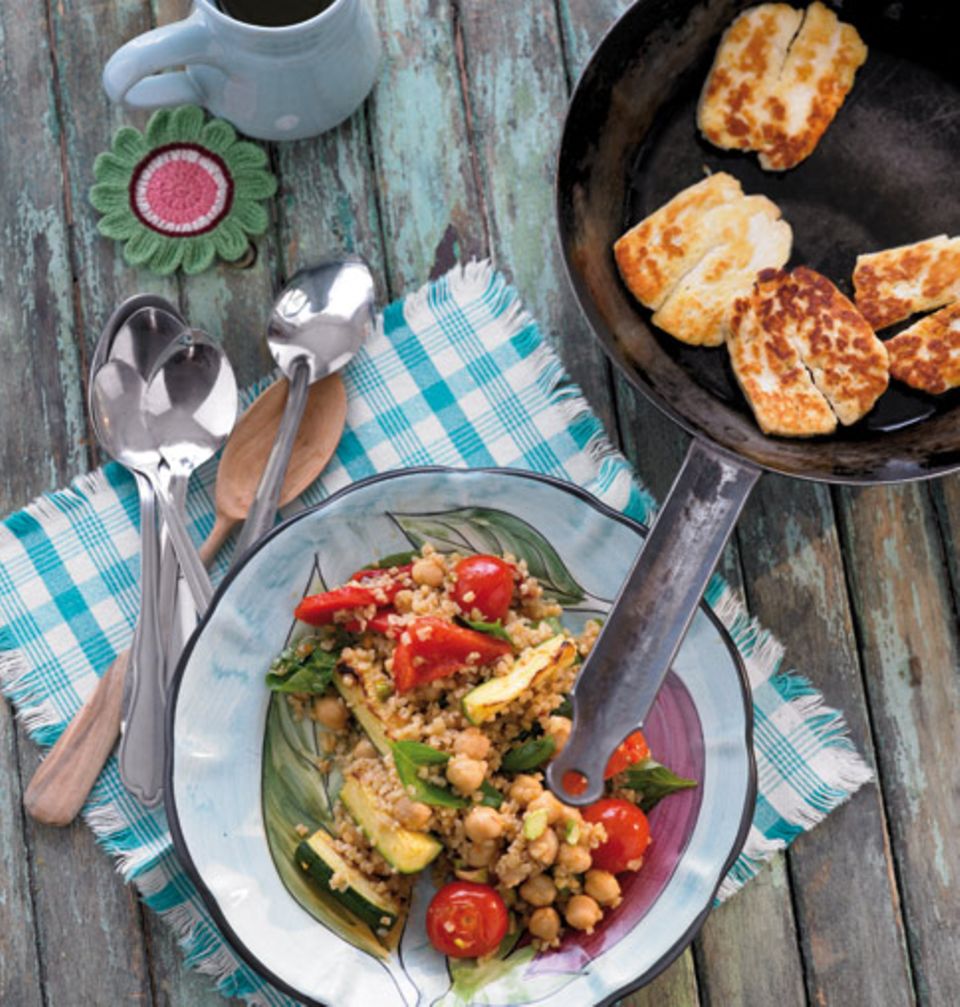 Halloumi ist ein schnittfester Schafs- oder Ziegenmilchkäse, der von Zypern stammt Halloumi ist ein schnittfester Schafs- oder Ziegenmilchkäse, der von Zypern stammt