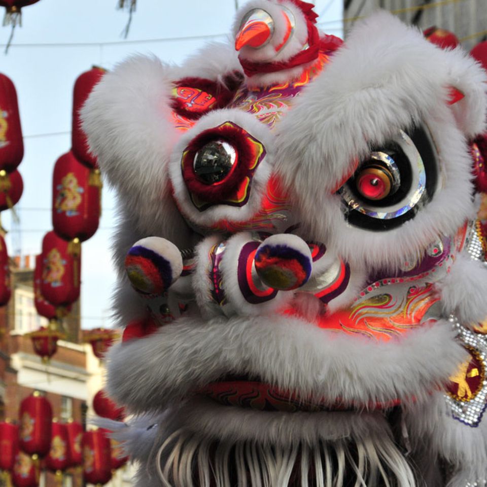 Drachen und rote Laternen sind wichtige Symbole beim chinesischen Neujahrsfest