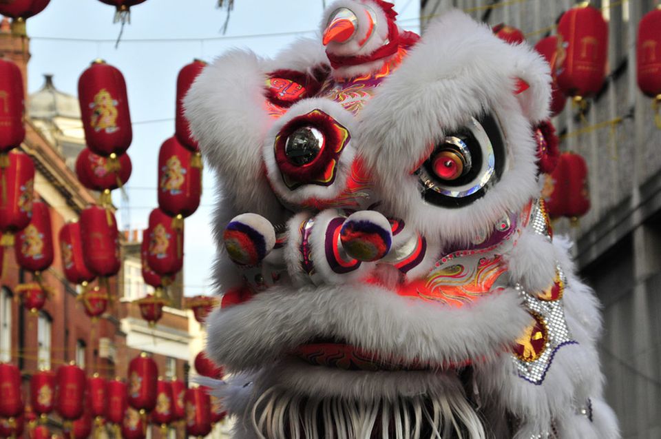 Drachen und rote Laternen sind wichtige Symbole beim chinesischen Neujahrsfest Drachen und rote Laternen sind wichtige Symbole beim chinesischen Neujahrsfest
