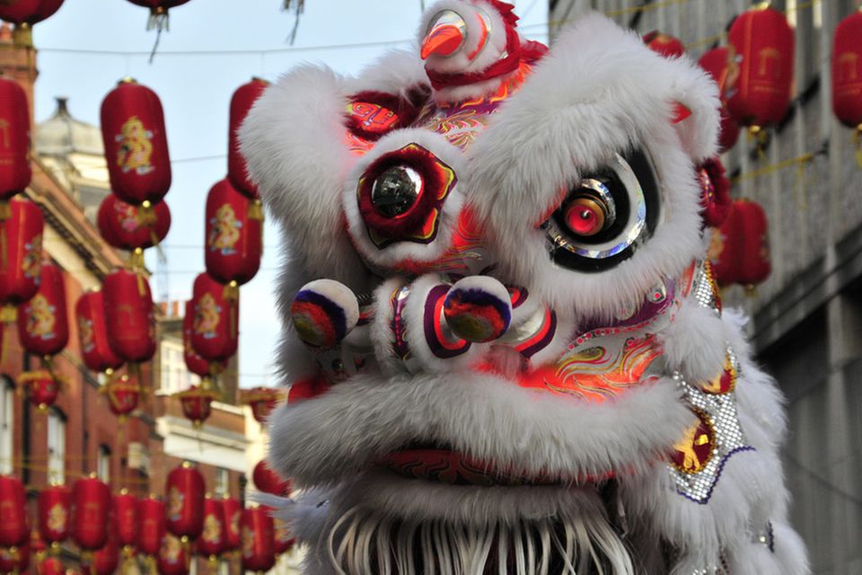 Drachen und rote Laternen sind wichtige Symbole beim chinesischen Neujahrsfest