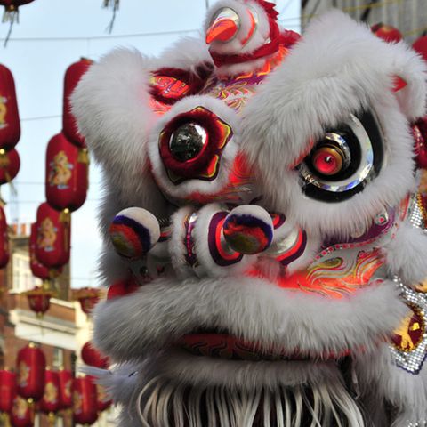 Drachen und rote Laternen sind wichtige Symbole beim chinesischen Neujahrsfest