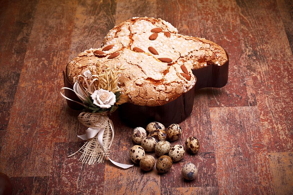 Der traditionelle italienische Osterkuchen wird in Taubenform gebacken Der traditionelle italienische Osterkuchen wird in Taubenform gebacken
