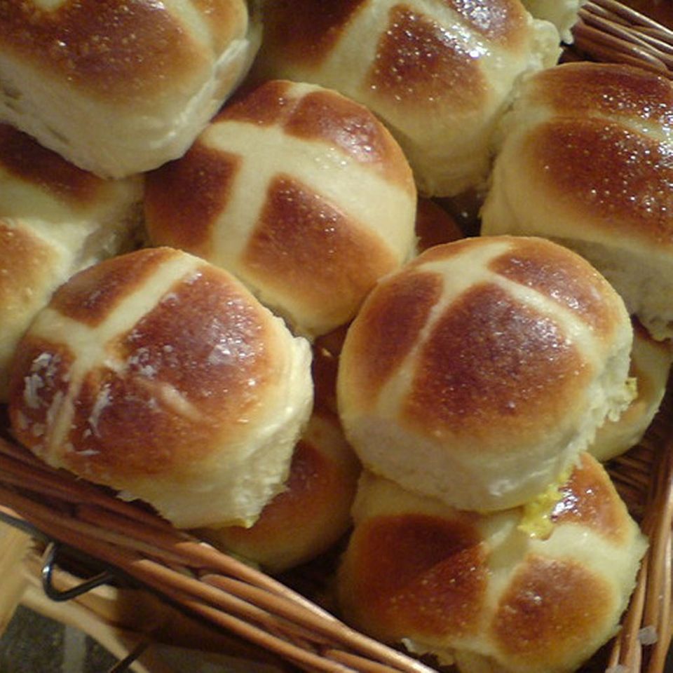 Hot Cross Buns, die beim Backen mit einem Kreuz abgedeckt wurden Hot Cross Buns, die beim Backen mit einem Kreuz abgedeckt wurden