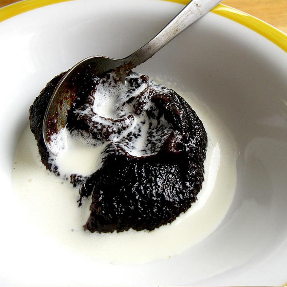 Mämmi wird meist mit Milch oder Sahne serviert Mämmi wird meist mit Milch oder Sahne serviert