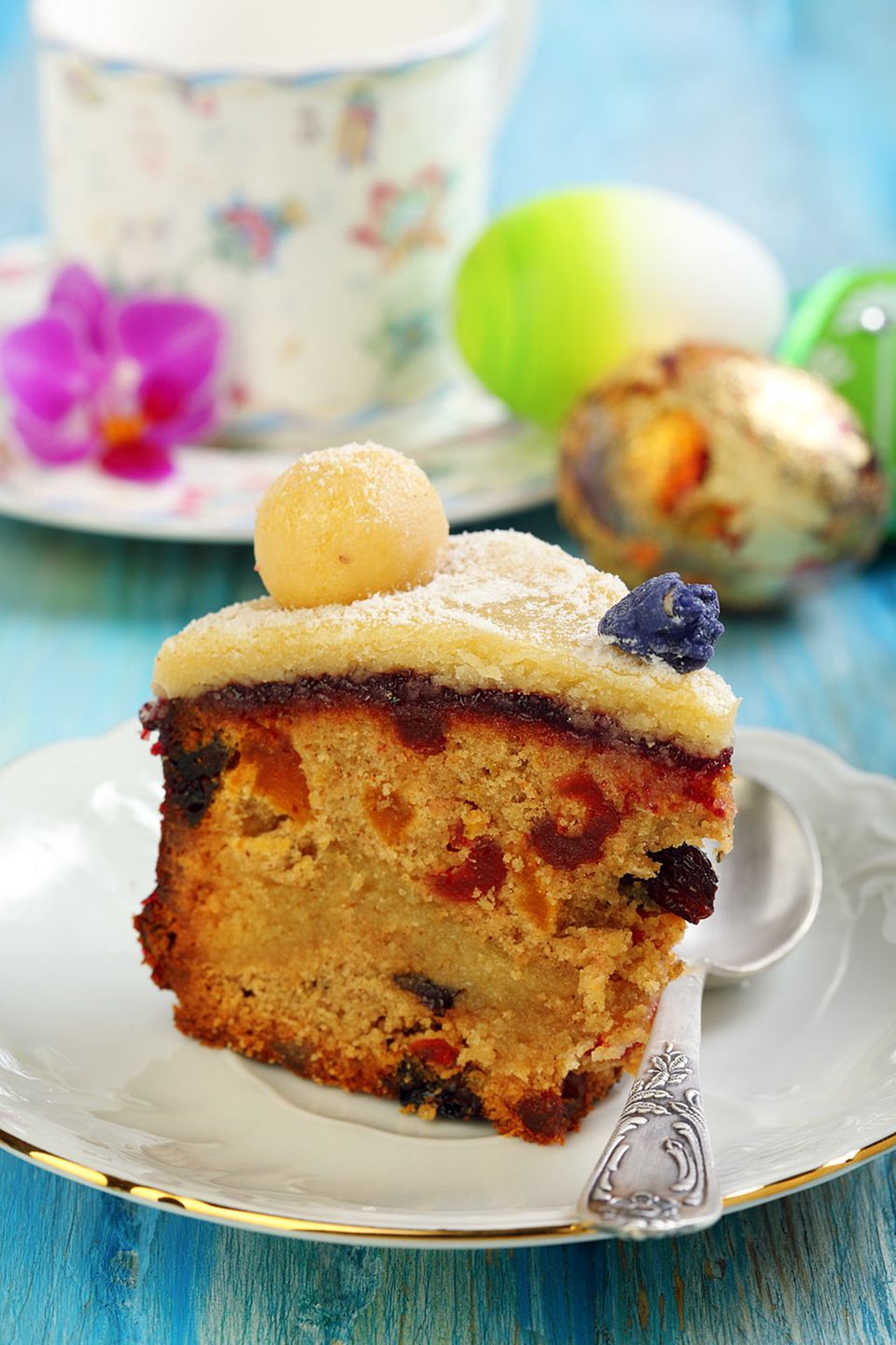 Getrocknete und kandierte Früchte befinden sich im Inneren des Simnel Cake Getrocknete und kandierte Früchte befinden sich im Inneren des Simnel Cake