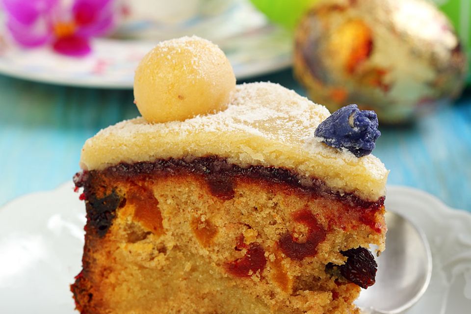 Getrocknete und kandierte Früchte befinden sich im Inneren des Simnel Cake
