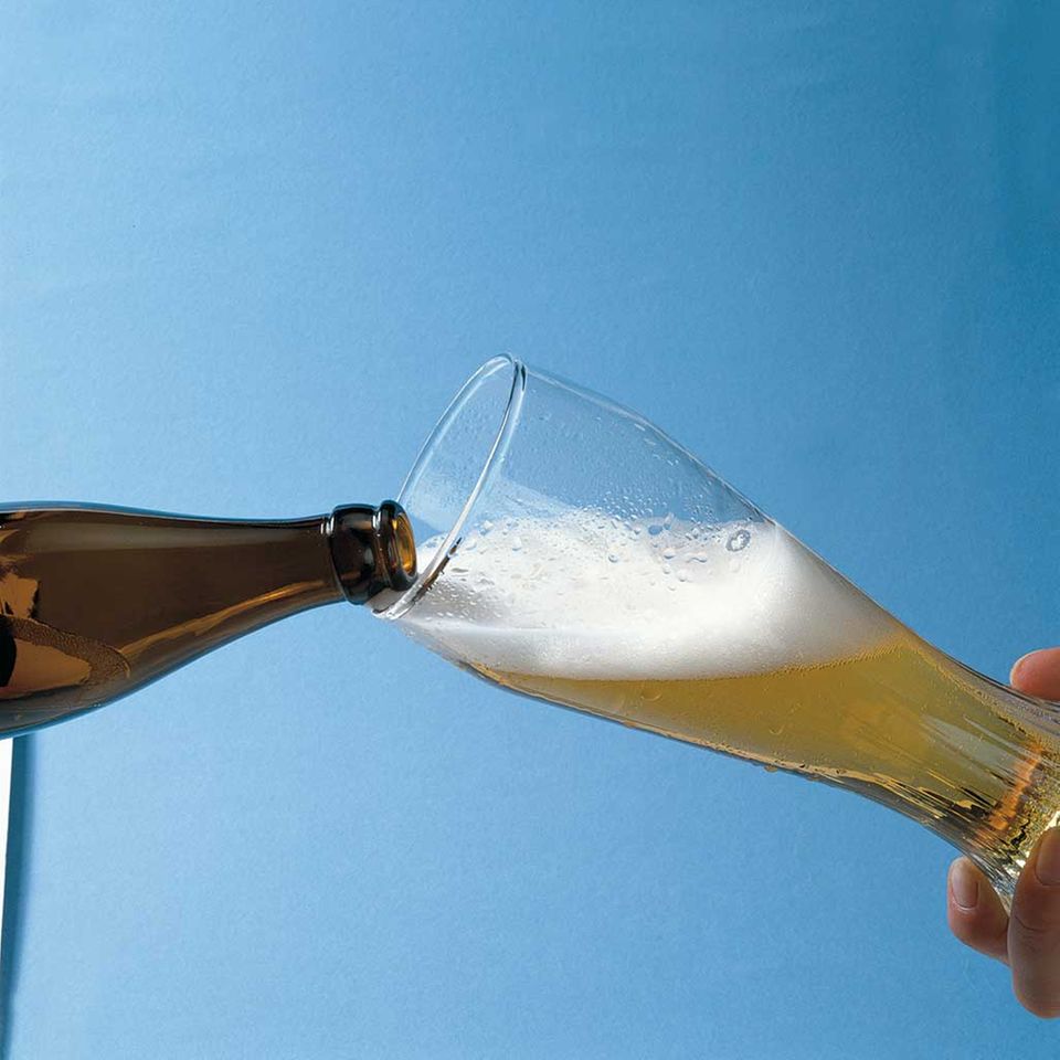 Wichtig beim Weißbiereinschank: Das Glas schief halten! Wichtig beim Weißbiereinschank: Das Glas schief halten!