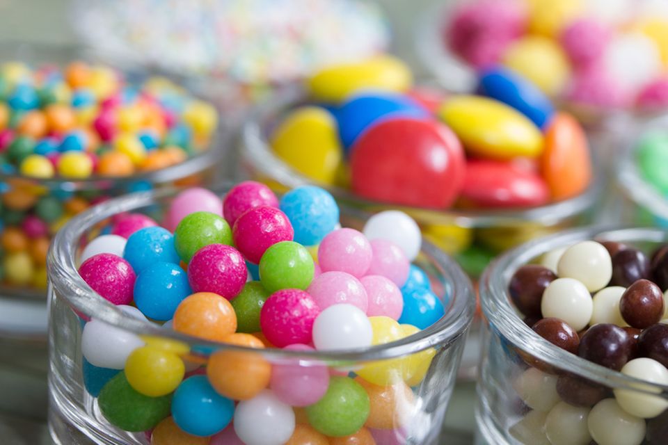 Bunte Streusel geben dem Kulitsch Farbe Bunte Streusel geben dem Kulitsch Farbe