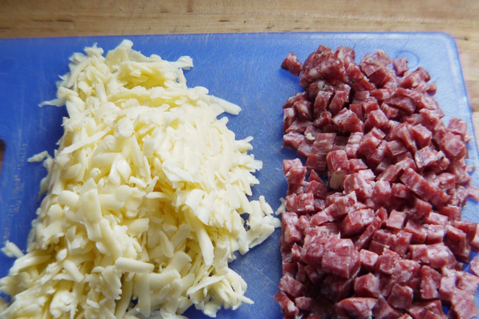 Käse und Salami sind wichtige Zutaten für das Casatiello