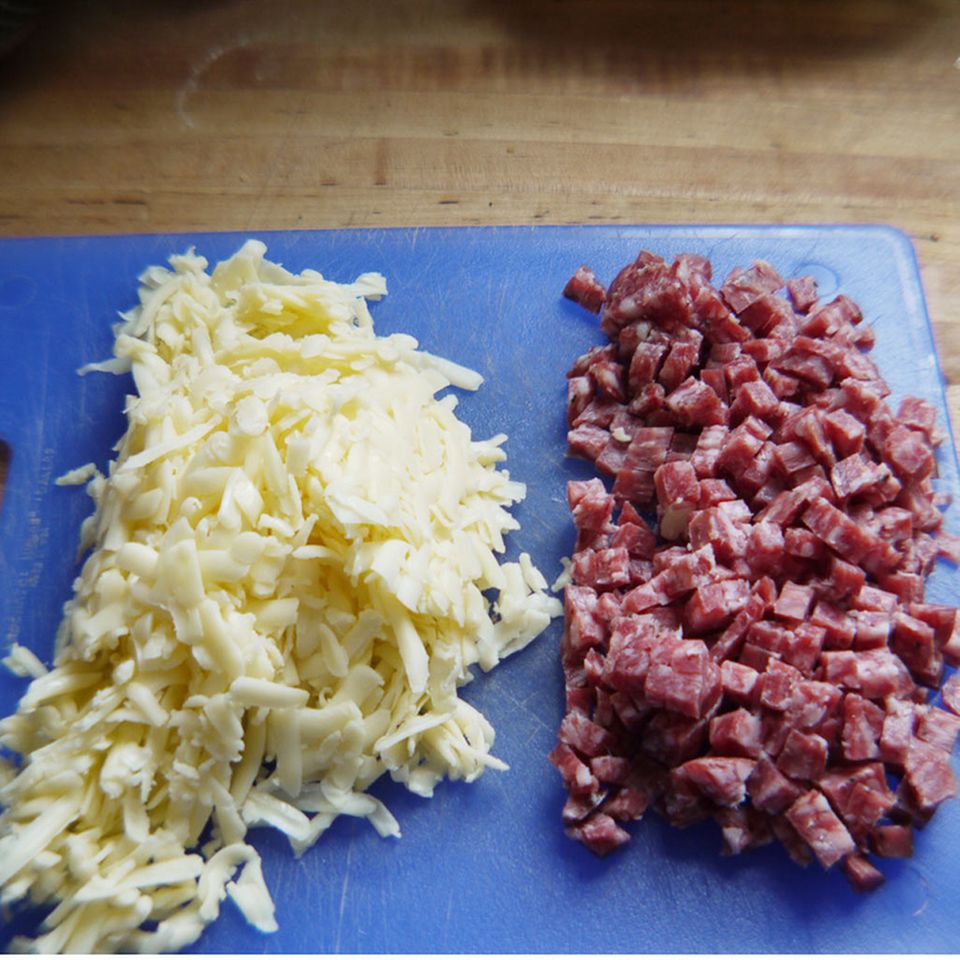 Käse und Salami sind wichtige Zutaten für das Casatiello Käse und Salami sind wichtige Zutaten für das Casatiello