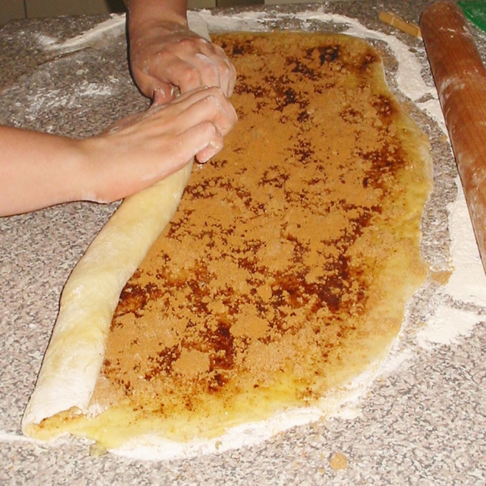 Die Zimtschnecken müssen aufgerollt werden Die Zimtschnecken müssen aufgerollt werden