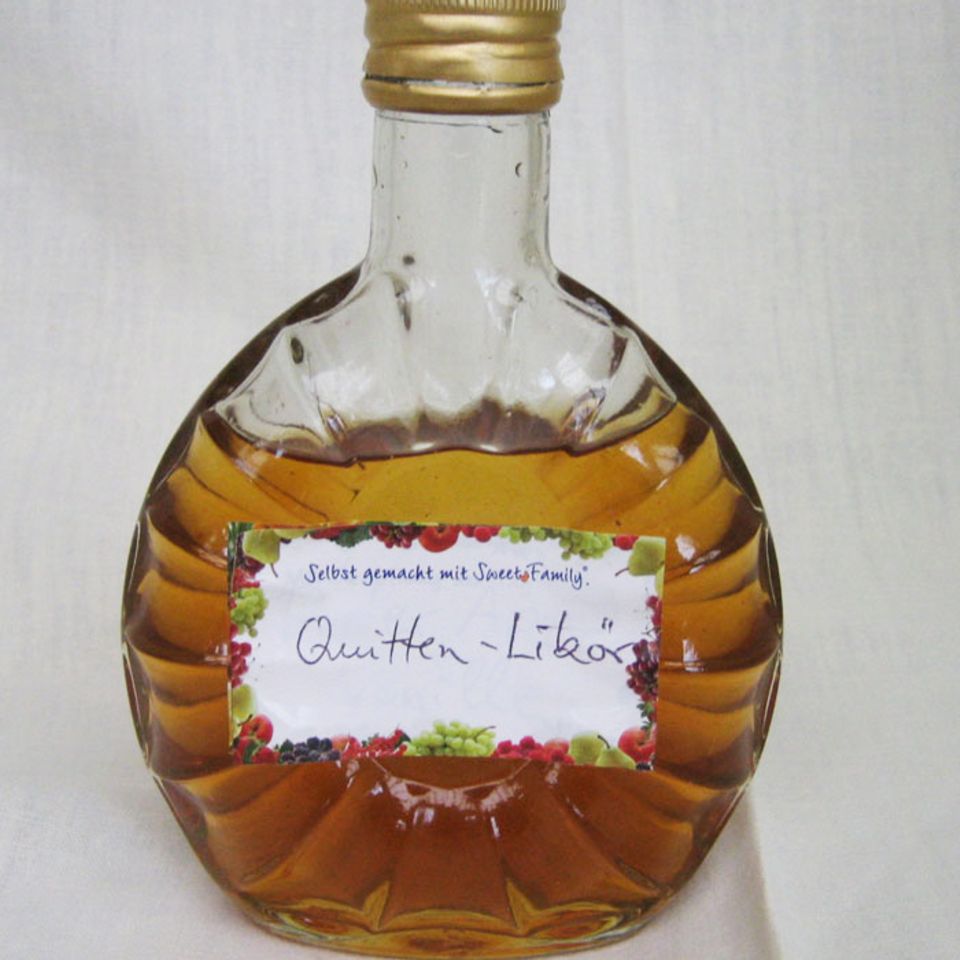 Selbstgemachter Likör in kleiner Flasche abgefüllt und mit Etikett versehen