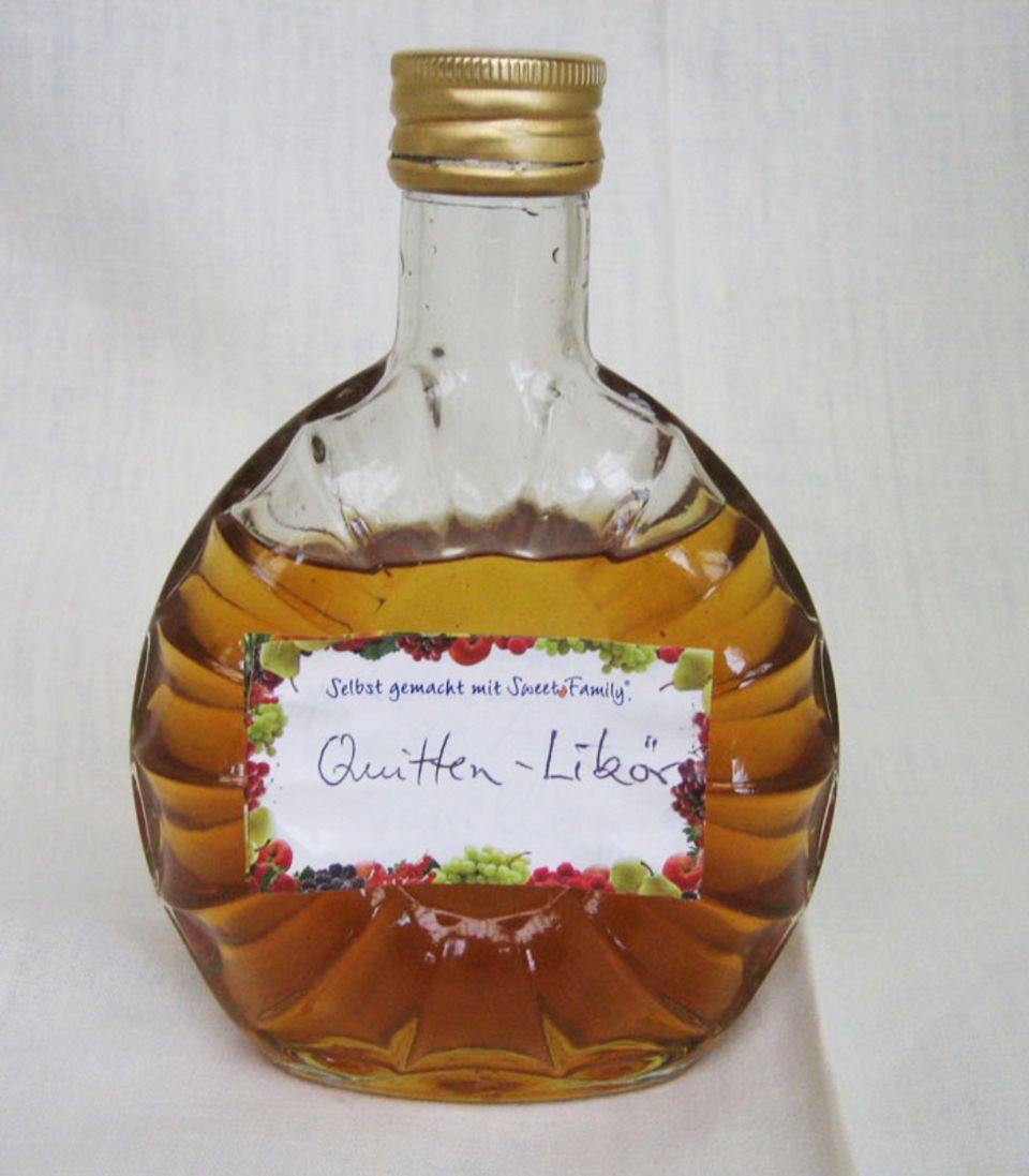 Selbstgemachter Likör in kleiner Flasche abgefüllt und mit Etikett versehen Selbstgemachter Likör in kleiner Flasche abgefüllt und mit Etikett versehen