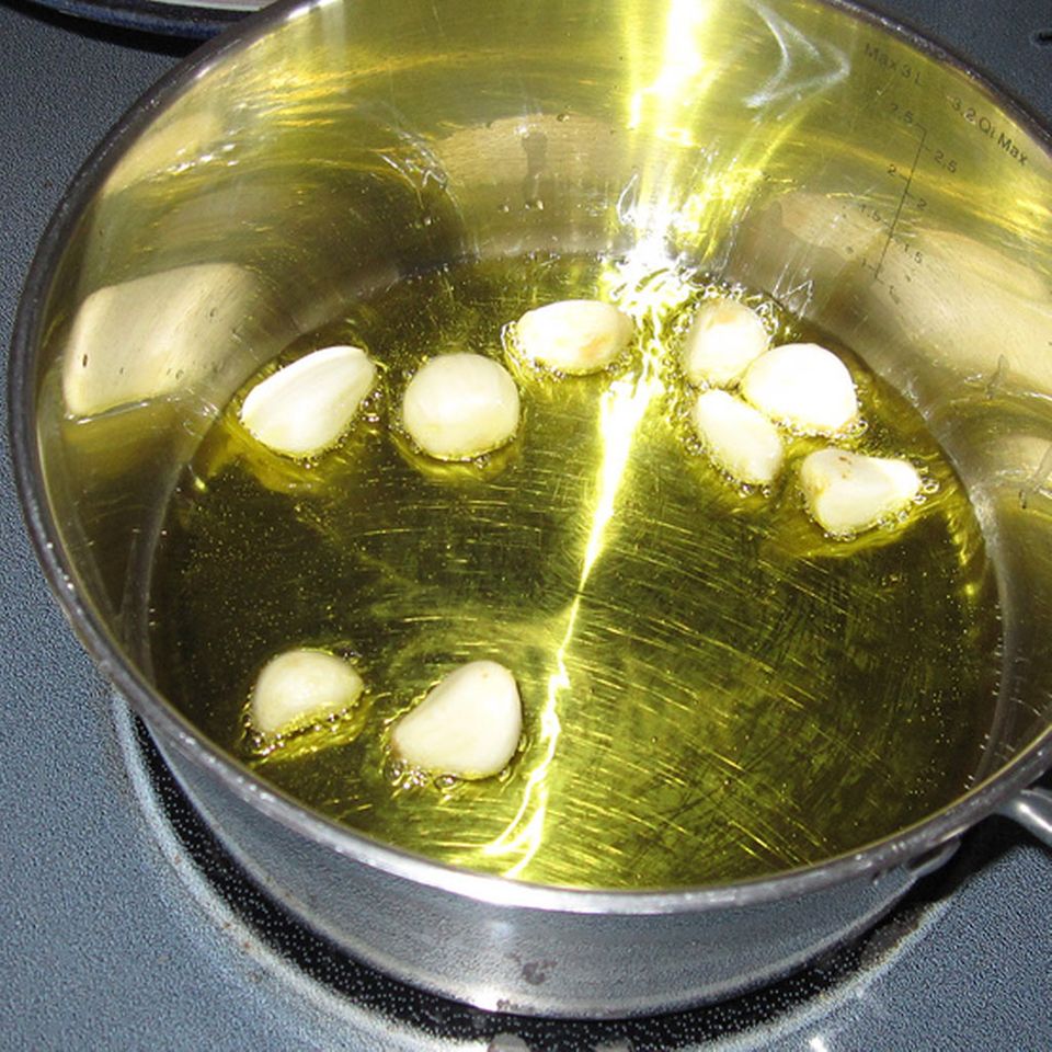 Der Knoblauch wird in reichlich Öl angebraten Der Knoblauch wird in reichlich Öl angebraten