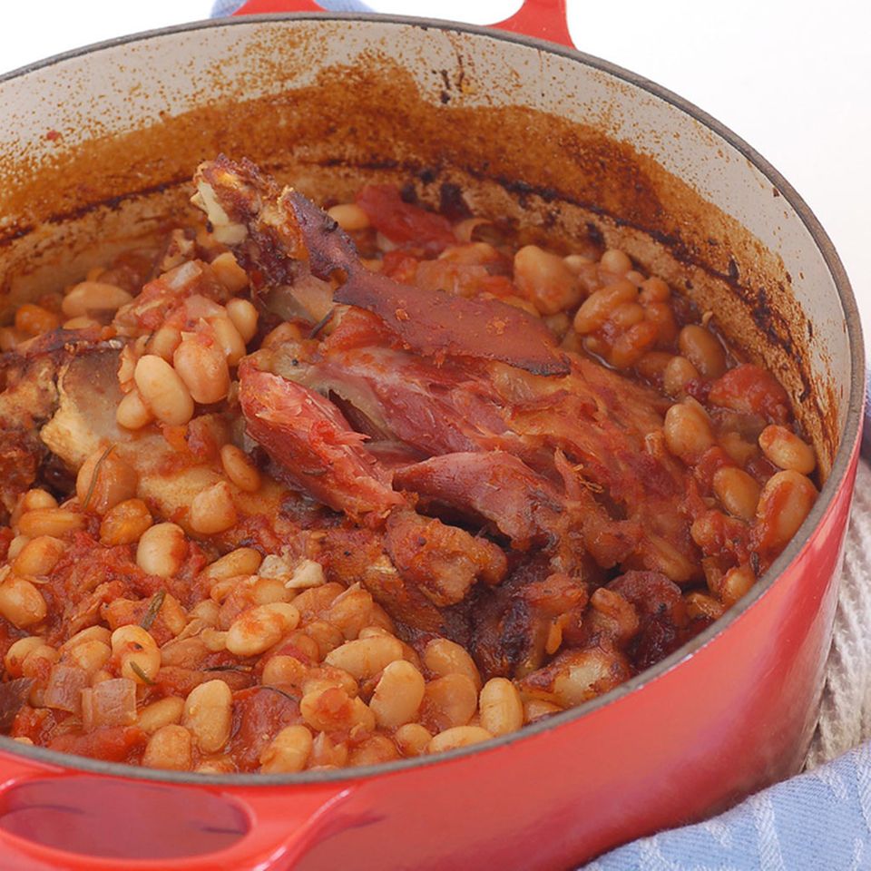 Baked Beans müssen mehrere Stunden im Ofen garen Baked Beans müssen mehrere Stunden im Ofen garen
