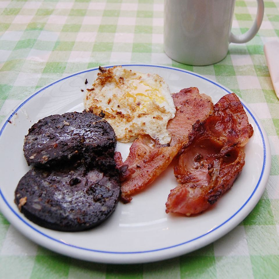 Die Briten essen Black Pudding zum Frühstück Die Briten essen Black Pudding zum Frühstück