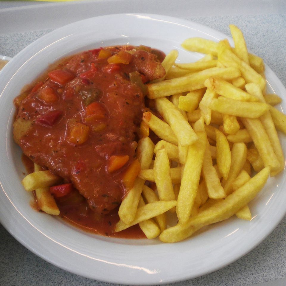 Pommes schmecken gut zum Zigeunerschnitzel Pommes schmecken gut zum Zigeunerschnitzel