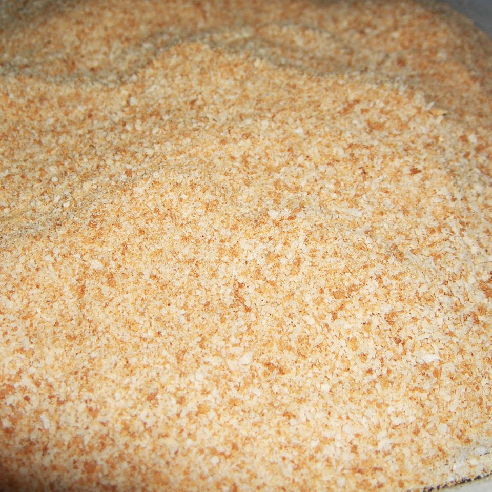 Hühnchen Kiew wird in Paniermehl gewendet Hühnchen Kiew wird in Paniermehl gewendet
