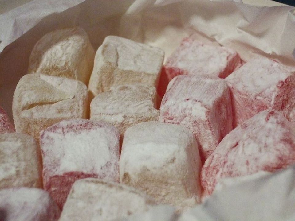 Lokum: süße Geleewürfel, die mit Puderzucker bestäubt werden Lokum: süße Geleewürfel, die mit Puderzucker bestäubt werden