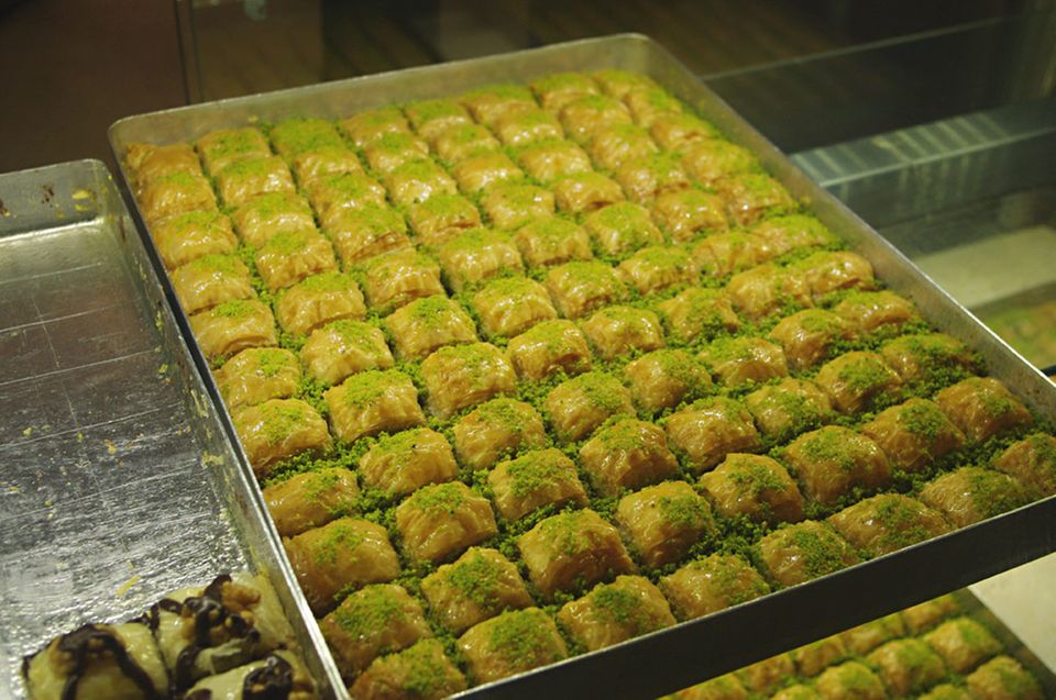 Sehr süß: mit Pistazien garnierte Baklava Sehr süß: mit Pistazien garnierte Baklava