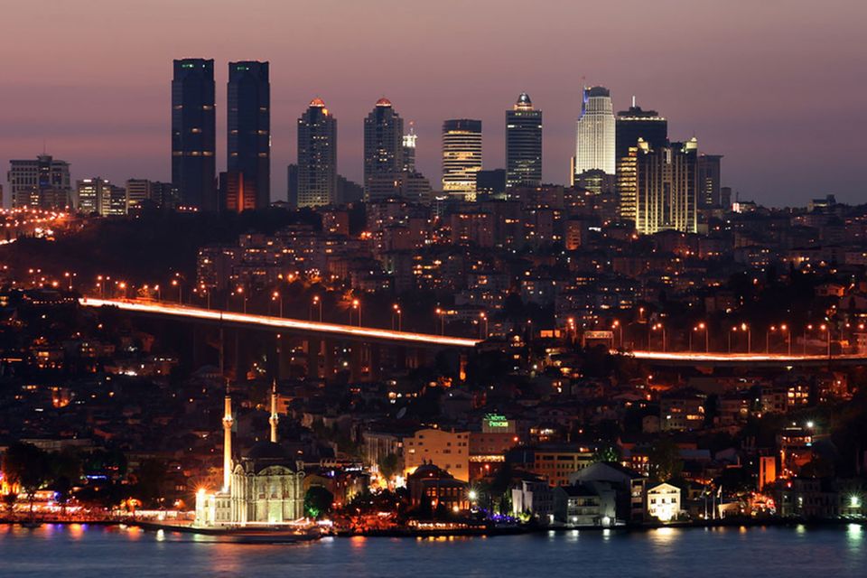Istanbul bei Nacht: Am Bosporus liegen viele Clubs wie das Reina Istanbul bei Nacht: Am Bosporus liegen viele Clubs wie das Reina
