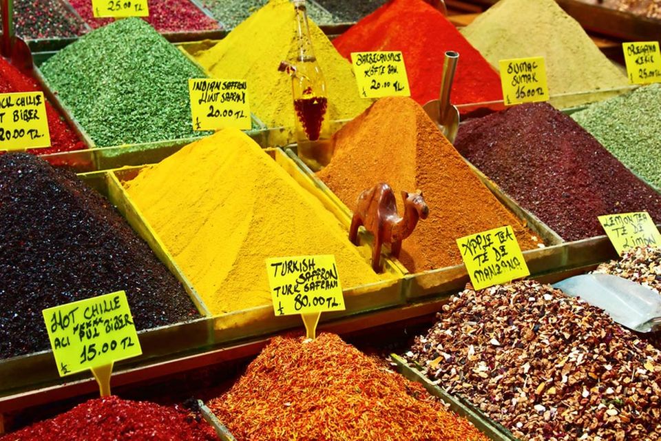 Auf dem Ägyptischen Basar türmen sich Gewürzberge auf Auf dem Ägyptischen Basar türmen sich Gewürzberge auf